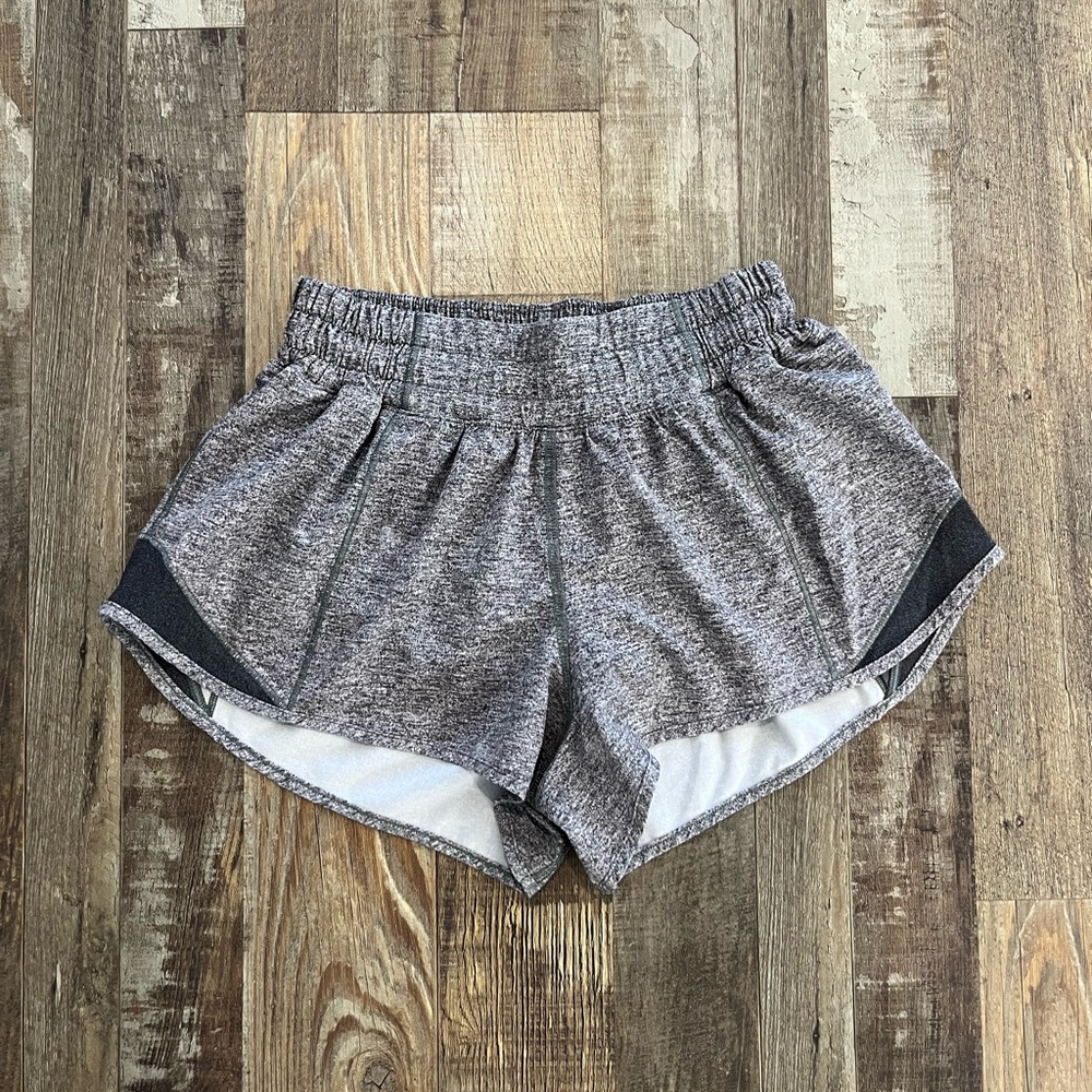 Lululemon Hotty Hot Low-Rise Lined Short 2.5"🩶🤍